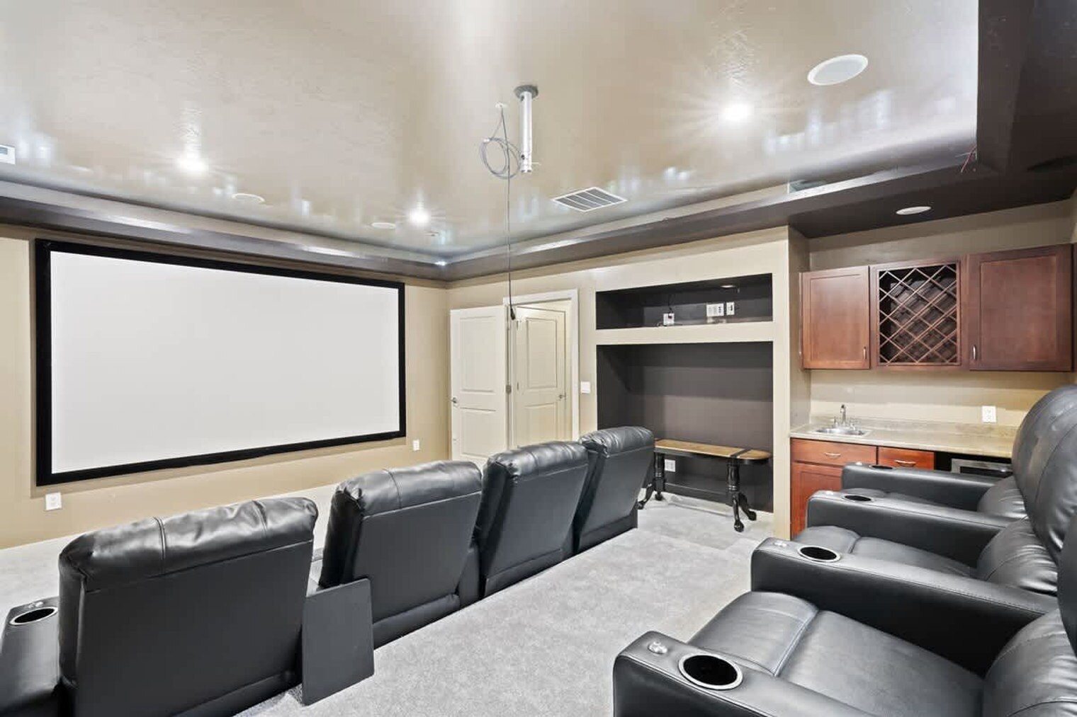 Building Photo - 5327 N Red Hills Pl