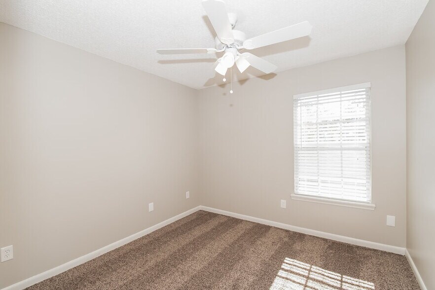 Building Photo - 8448 Pikes Peak Dr N