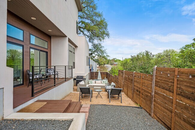 Building Photo - 4400 Mt Vernon Dr