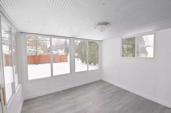 Building Photo - Beautiful Recently Renovated 2-Bedroom Hom...