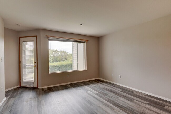 Building Photo - Three bedroom Two bath Condo at Point of V...