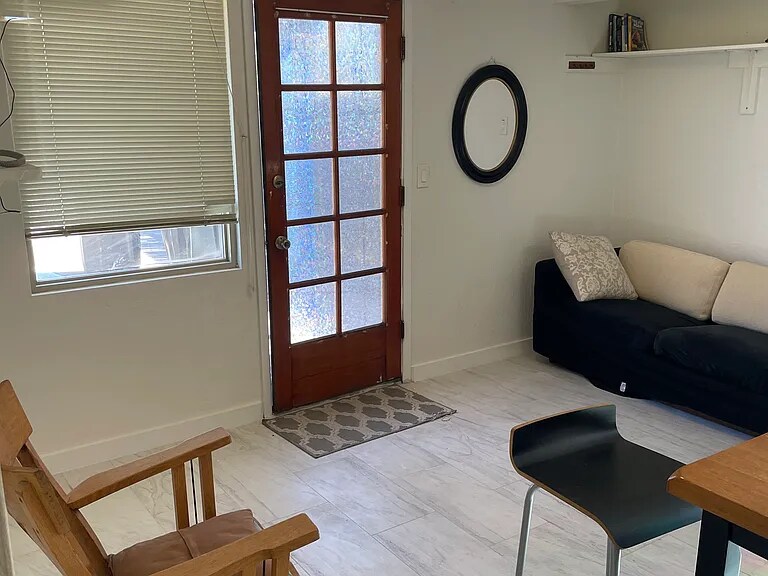 Building Photo - 902 E Prince Rd