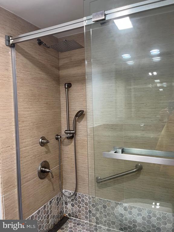 Building Photo - 1800 Old Meadow Rd