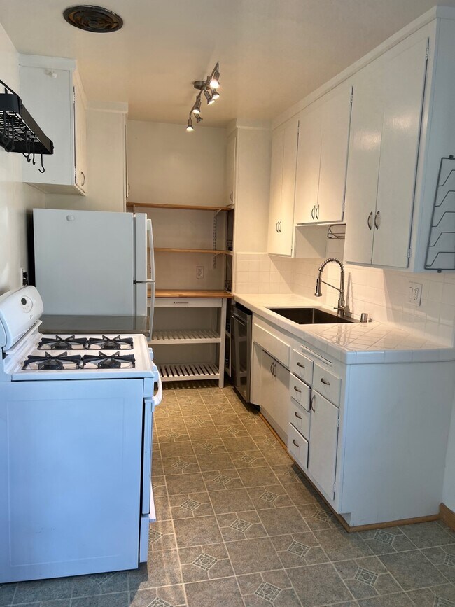 kitchen - 1640 Berkeley St