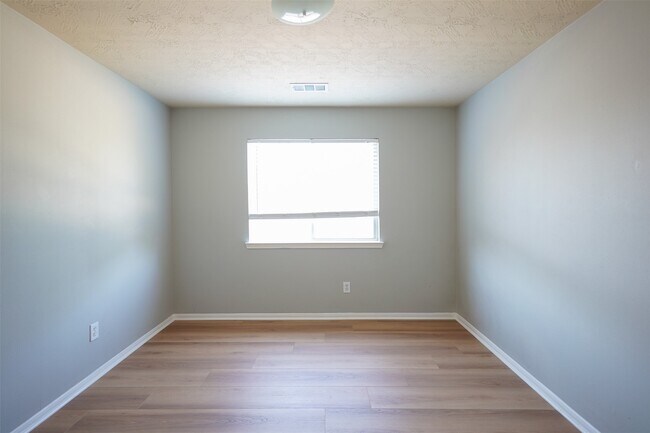 Building Photo - 2403 Blue Shadow Dr