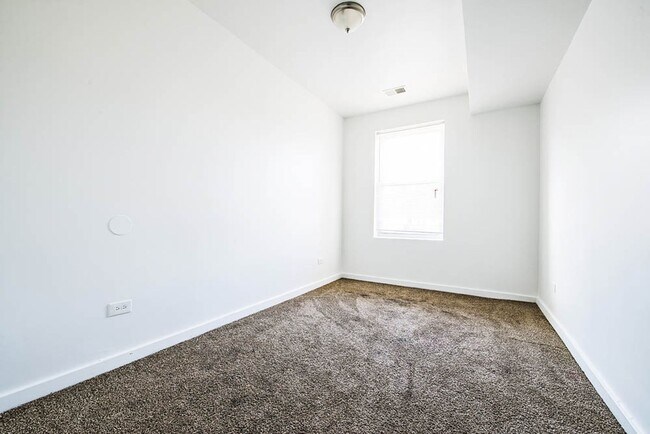 Building Photo - 7055 S Saint Lawrence Ave