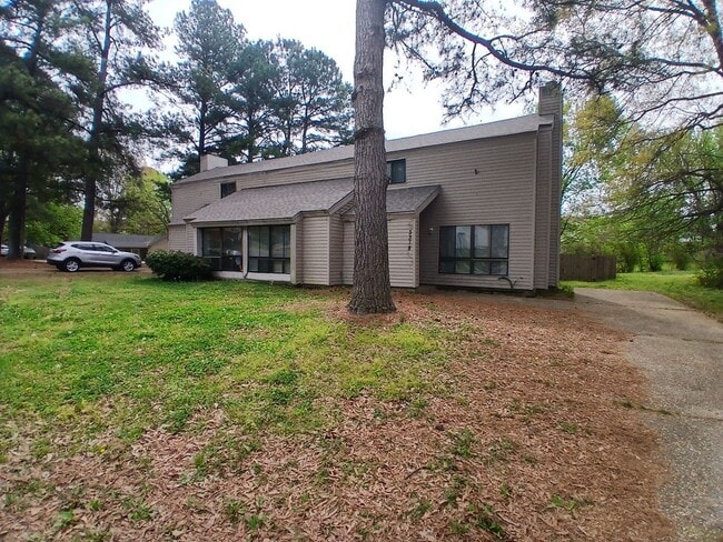 Building Photo - Newly Refreshed 3 bedroom 2 bath Duplex - Open To Section 8