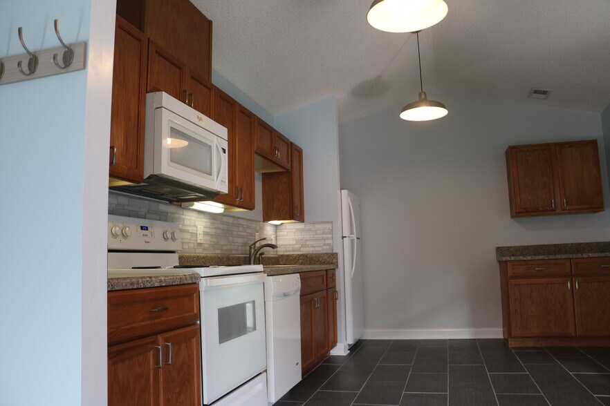 Building Photo - 14 Laurel Leaf Ln