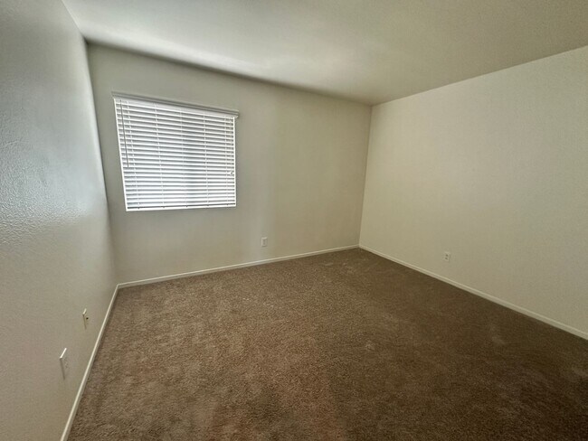 Building Photo - A stunning 4-bedroom haven, fully renovate...