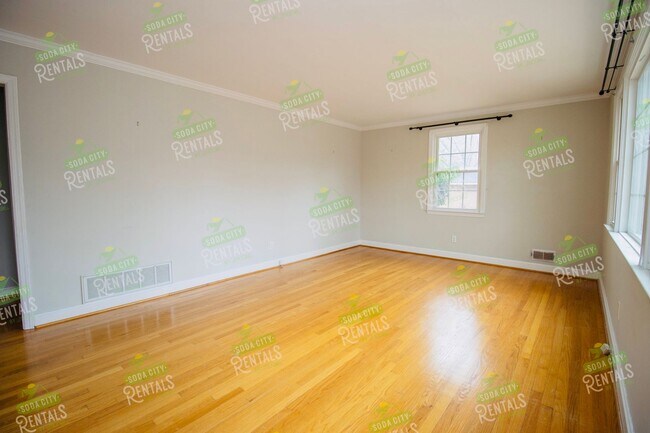 Building Photo - Charming Shandon Corner Lot Home – Hardwood Floors, Fenced Yard + $500 Off 2nd Month!