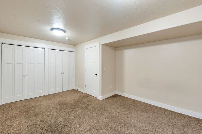 Building Photo - Gorgeous Provo Townhome