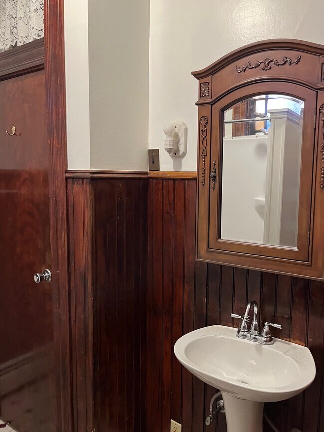 Full Bathroom - 309 Biddle Ave