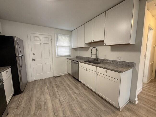 Building Photo - 2 Bedroom Renovated Unit – Walk to Meharry & Fisk Downtown Nashville