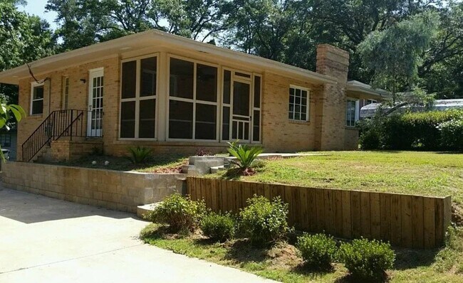 Building Photo - 318 E Palmer Ave