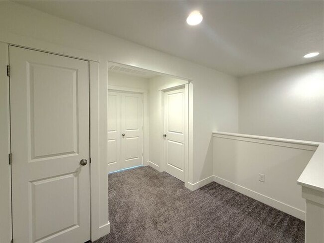 Building Photo - 4 bed, 2.5 bath home w/2 car garage