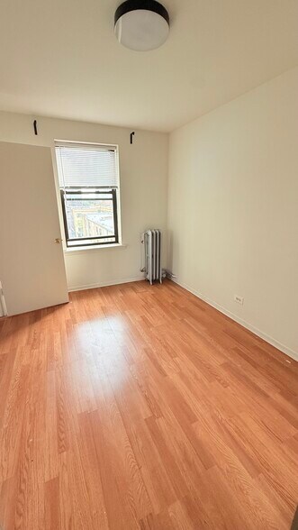 Building Photo - 3933 N Clarendon Ave
