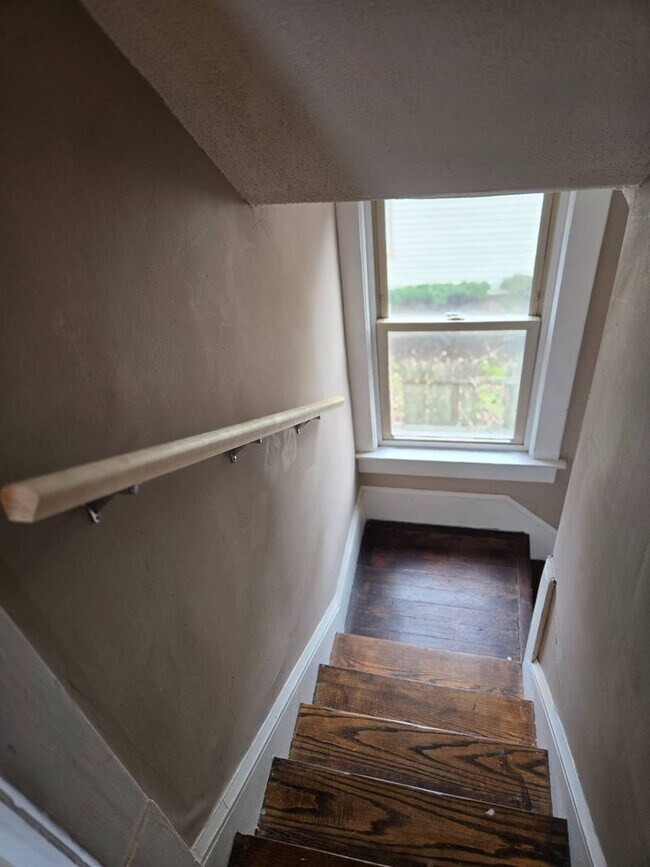 Building Photo - Charming 4-Bedroom Property in Prime Location