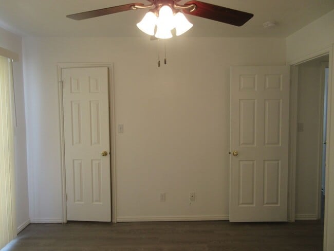 Building Photo - **Move-In Bonus!** 3 bed, 2 bath Twin Home