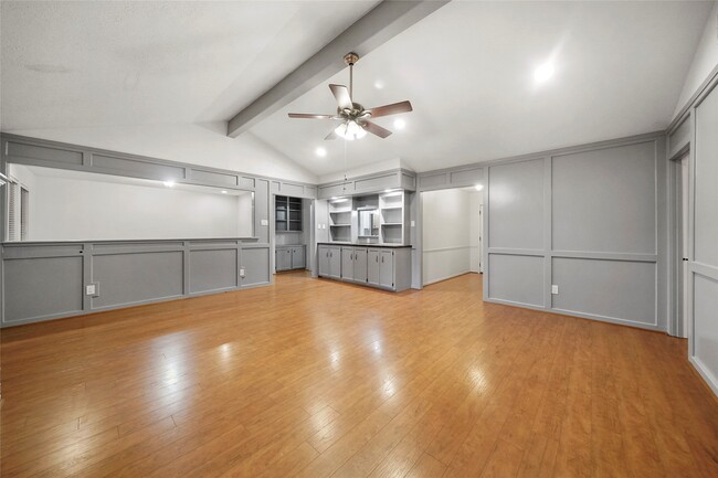 Building Photo - 523 S Rivershire Dr