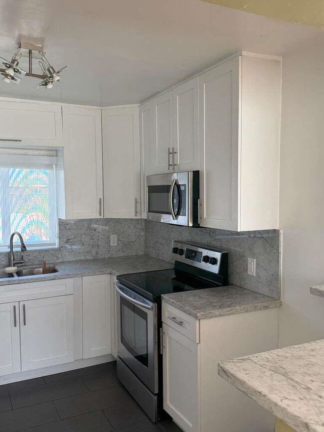 Building Photo - 2815 Van Buren St