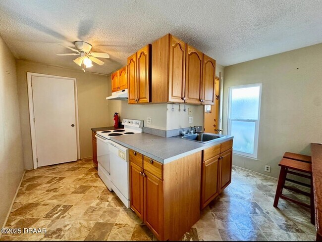 Building Photo - 1104 Jacaranda Ave