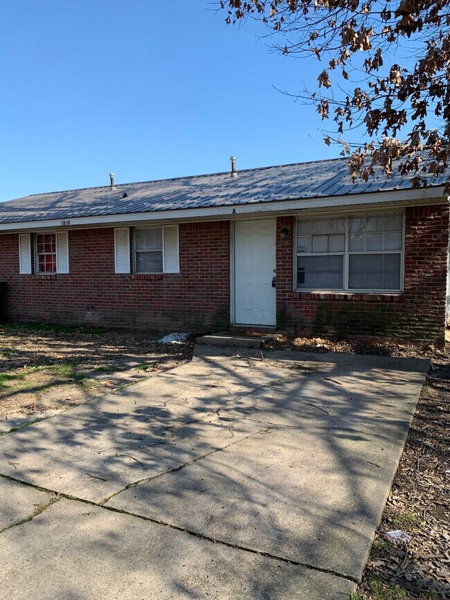 Building Photo - 1810 Fairlane- 2 Units