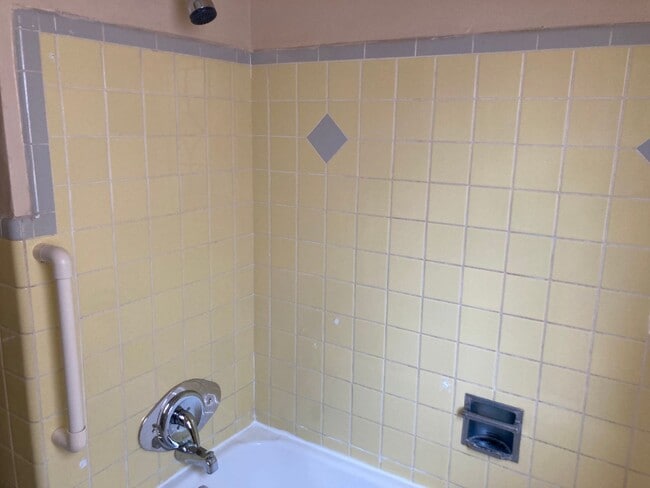 Building Photo - 4 Bedroom South Euclid House for Rent