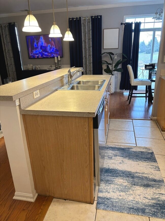 Building Photo - 549 Springbrook Trail N