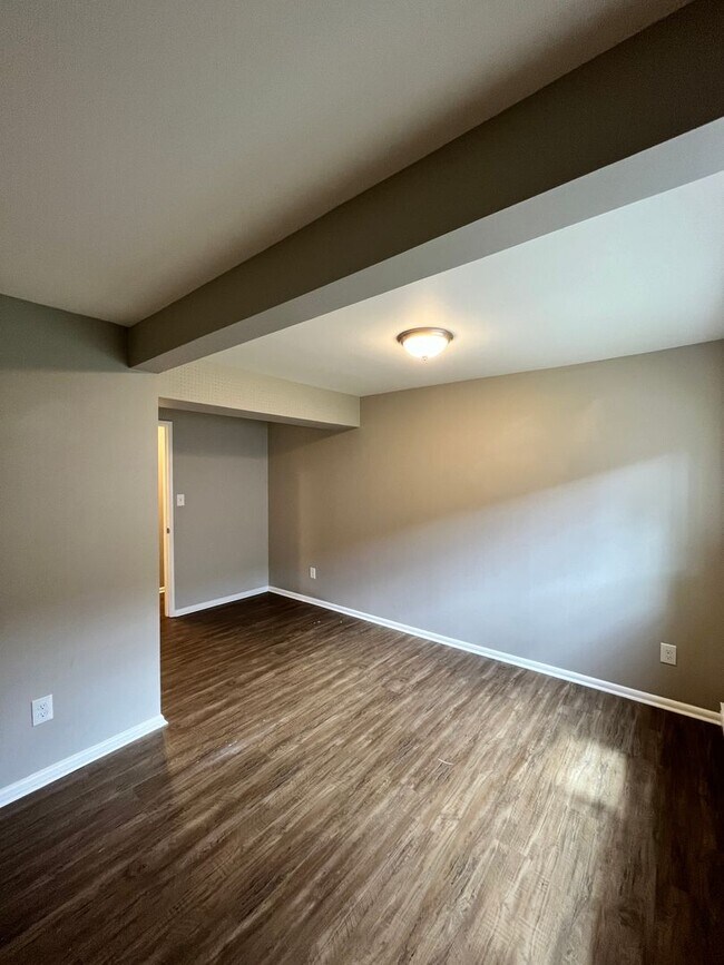 Building Photo - Stunning / Extra Large 1-Bedroom! Faux Hardwood Floors, Washer & Dryer, Stainless Appliances & Pe...