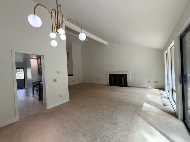 Building Photo - 2Bd/2Ba Redmond Duplex