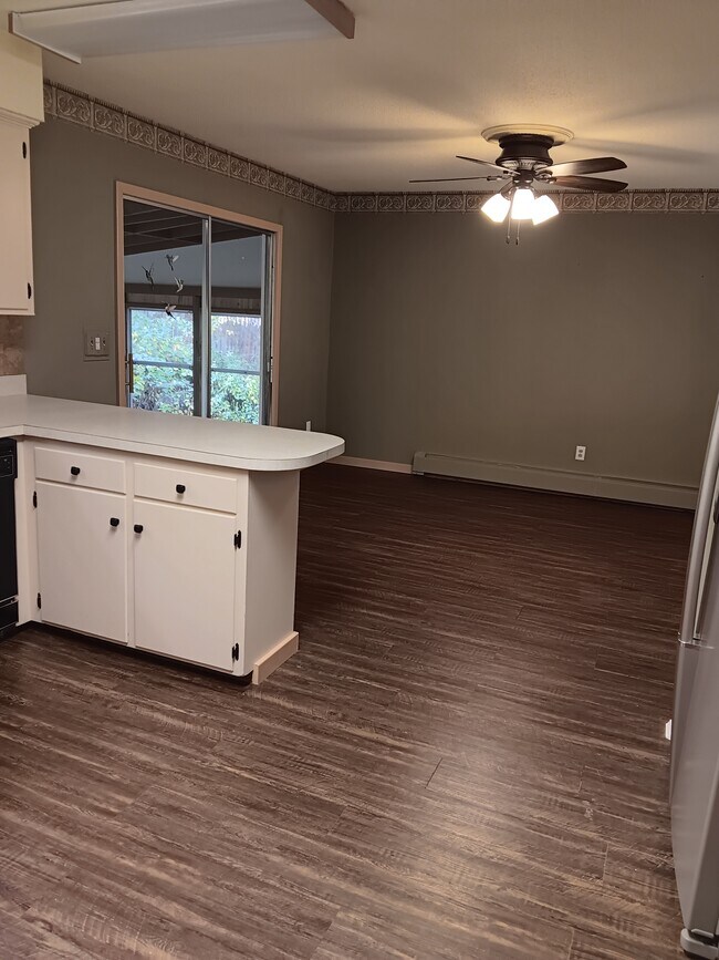 Building Photo - 2479 Malletts Bay Ave