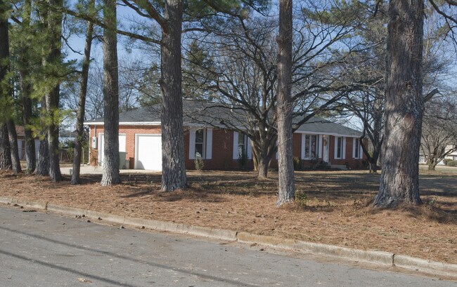 Building Photo - Beautiful Three Bedroom Home! AVAILABLE 8/...