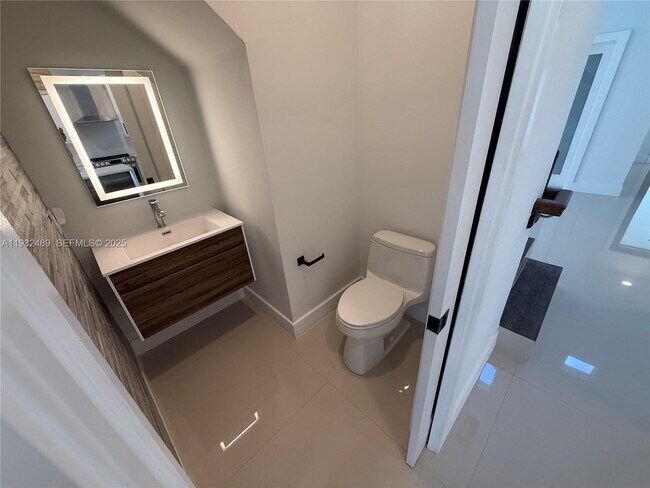 Building Photo - 107 SE 22nd Terrace