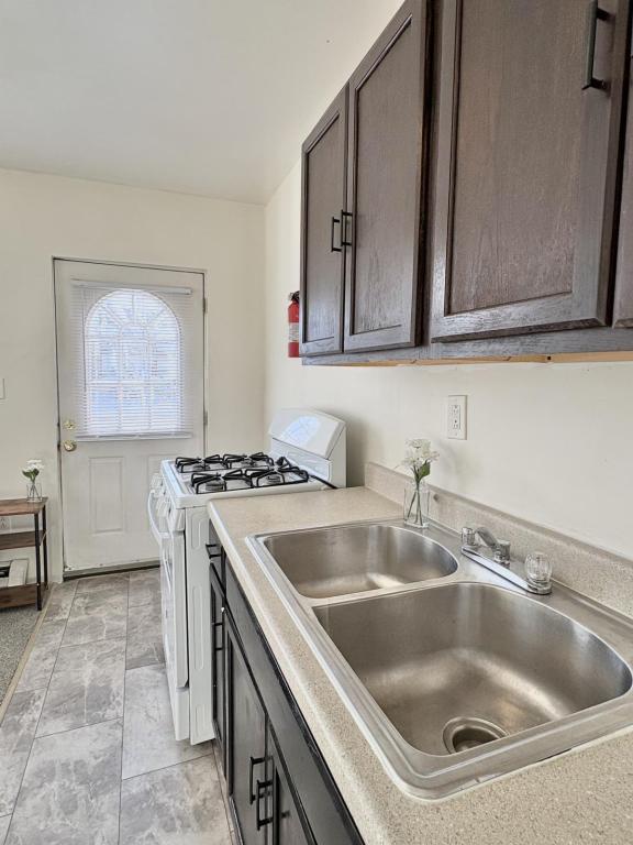 Building Photo - 171 Oak St