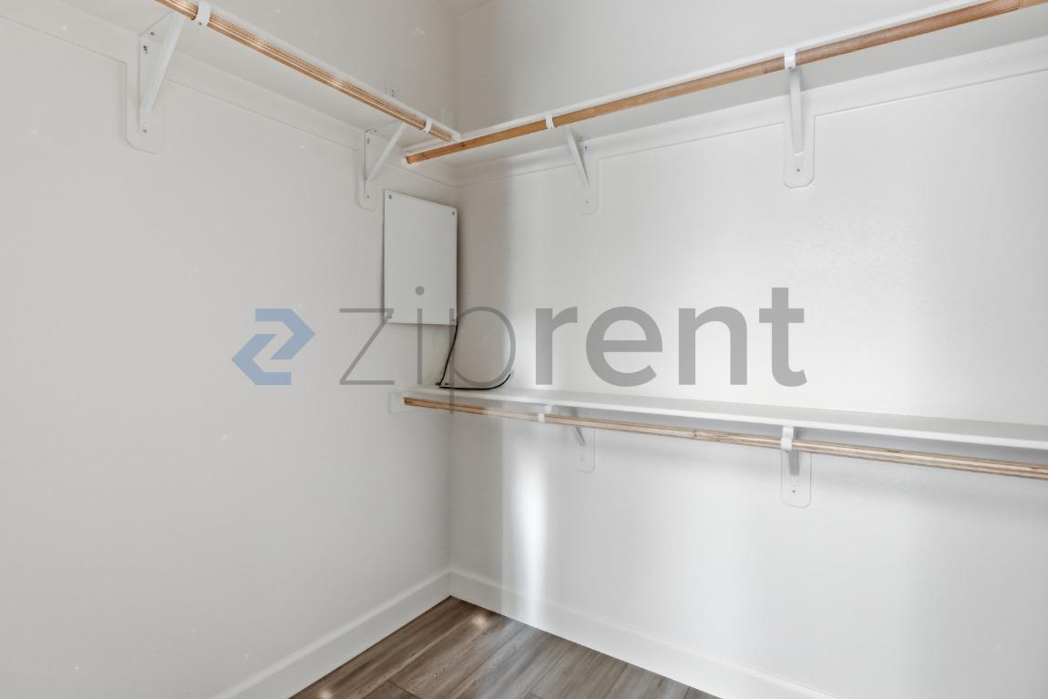 Building Photo - Unit