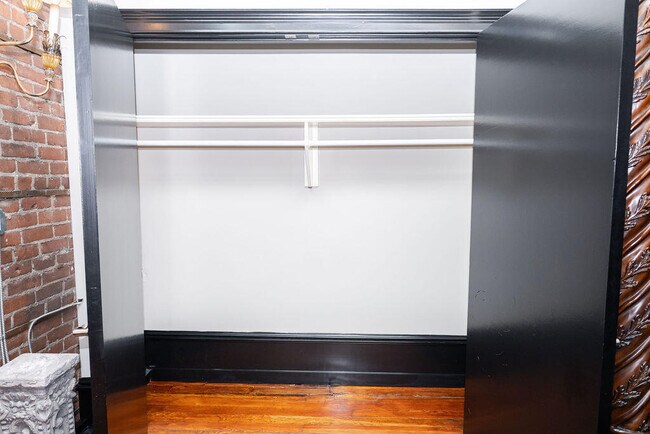 Building Photo - 275 S Limestone