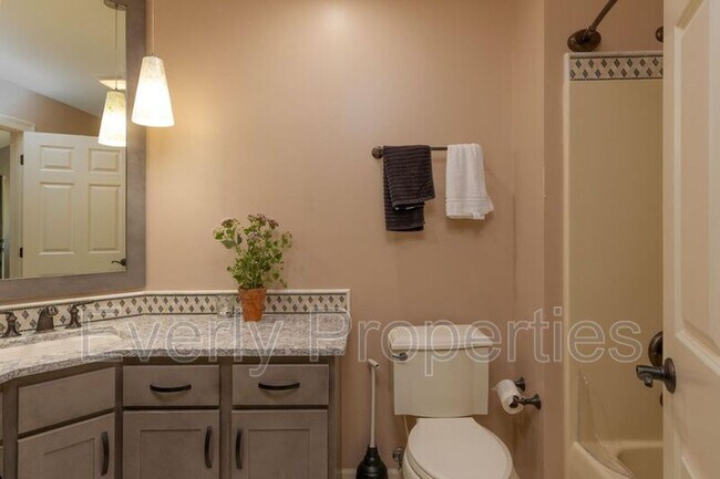 Building Photo - 1617 Legend Cir