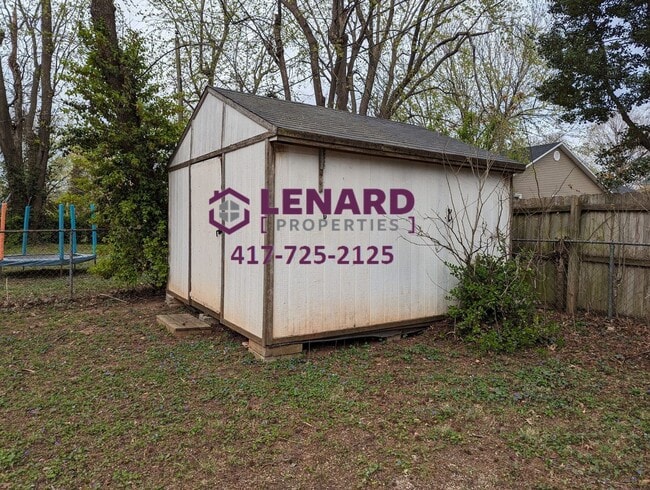 Building Photo - Charming 3-Bedroom Home with Fenced Yard & 2-Car Garage in Springfield