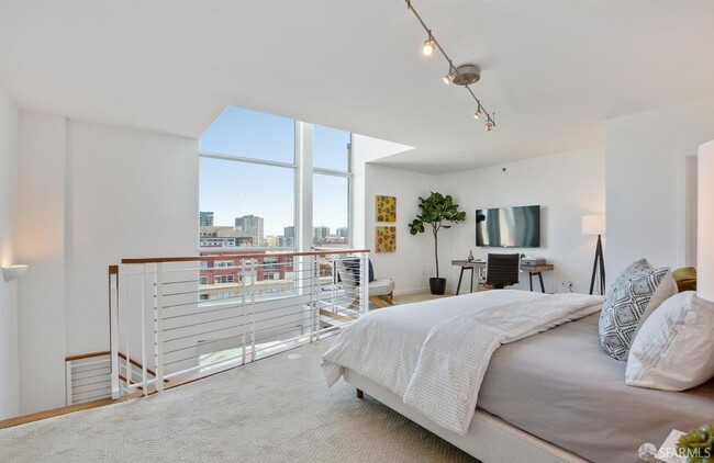 Building Photo - 555 4th St