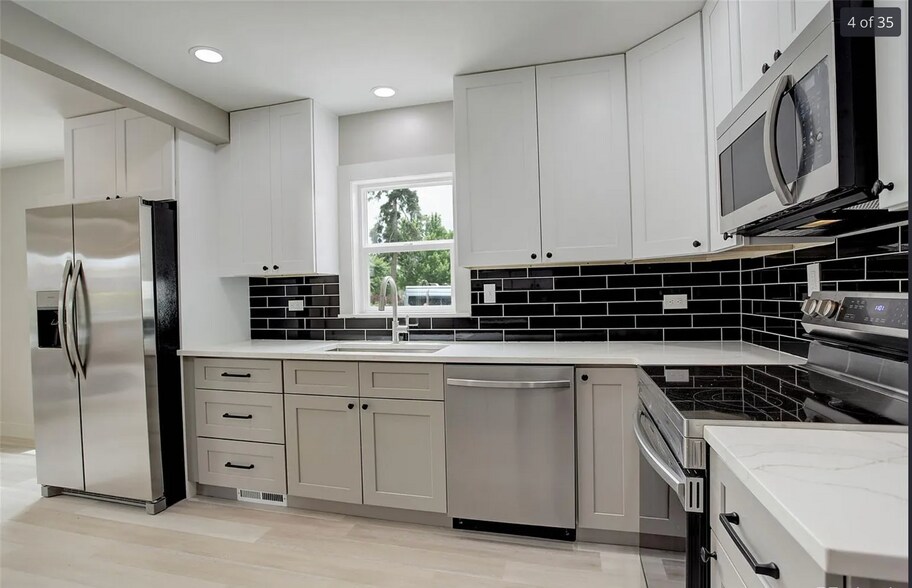 Building Photo - 1925 Syracuse St