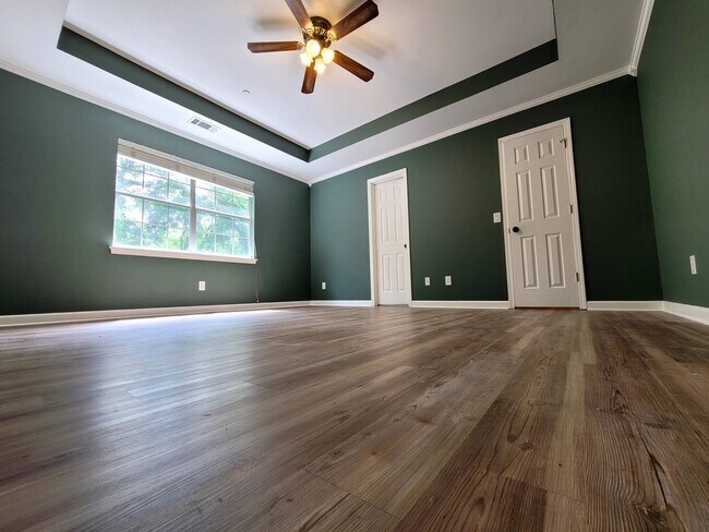 Building Photo - 730 3rd St NE