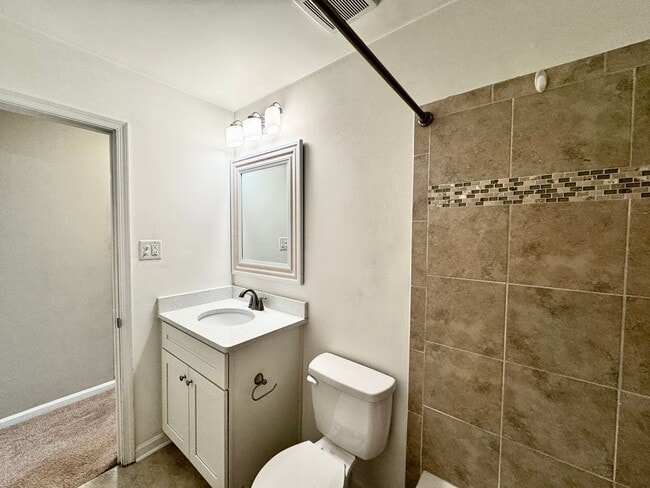Building Photo - Great Neck Townhome Available NOW! Neutral...