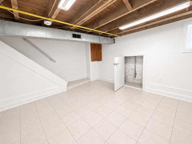 Building Photo - 3 Bedroom Home with Basement, Laundry Area & Bright Living Space