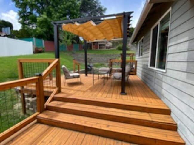 Building Photo - Sunny and spacious 3 bed, 2.5 bath house with living and family room, with huge back yard!