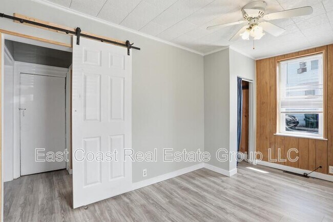 Building Photo - 327 N Mulberry St