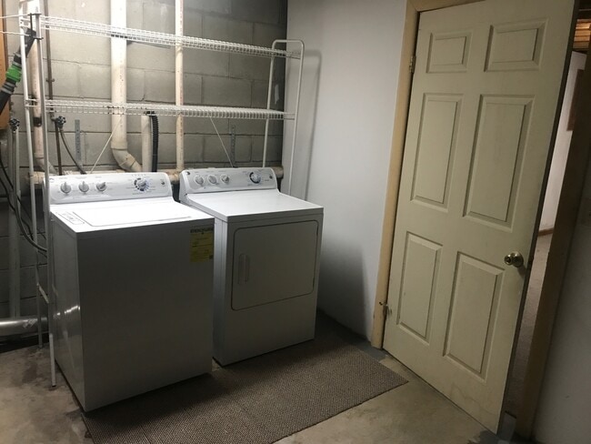 Building Photo - 404 Wedgewood Cir