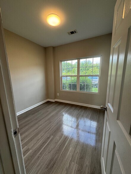 Building Photo - 1002 Mill Creek Way