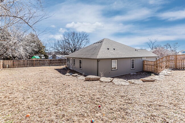 Building Photo - Fully fenced in yard