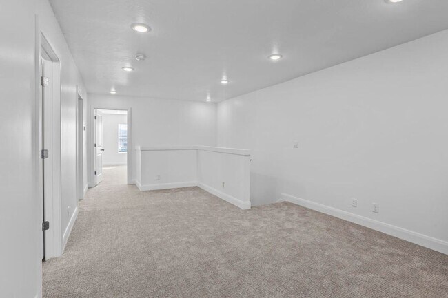 Building Photo - Beautiful 3 Bedroom Townhome in Desert Color. Internet Included!