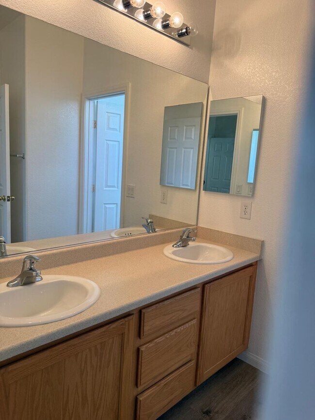Building Photo - Move-In Ready Opportunity